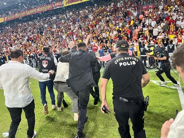 "Göztepe akreditasyon kartına sahip bir futbol teröristi tarafından başkanımıza arkadan fiili saldırıda bulunulmuştur."