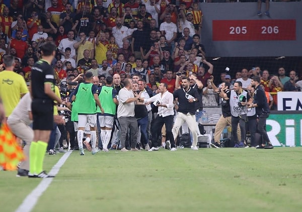 Göztepe'nin Fenerbahçe'yi konuk ettiği maçın ikinci yarısında ev sahibi ekibin görevlisi sarı-lacivertli kulübün başkanı Ali Koç'a saldırıda bulunmuştu.