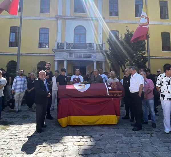 Yeşilçam’ın emektar oyuncusu Aydemir Akbaş için bugün Galatasaray Lisesi’nde anma töreni düzenlendi.