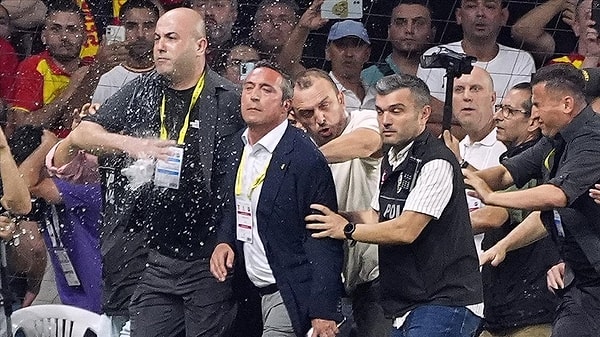 Süper Lig'in ikinci haftasında Göztepe'nin Fenerbahçe'yi konuk ettiği maçta, sarı-lacivertli kulübün başkanı Ali Koç, saldırıya uğramıştı.