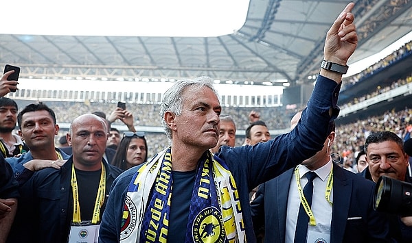 Şampiyonlar Ligi'nden elenen, ligde Göztepe'ye takılan Fenerbahçe'de ikinci haftadan homurdanmalar başladı. Portekizli teknik direktör Jose Mourinho ise en çok bu homurdanmalardan nasibini alan isimlerden oldu.