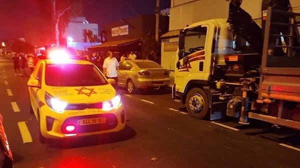 İsrail polis sözcüsü tarafından yapılan açıklamada, Tel Aviv’in Lahi Caddesi’nde bir "patlayıcı düzenek" ile meydana gelen patlamada kimliği henüz belirlenemeyen bir kişinin hayatını kaybettiği, bir diğer kişinin ise yaralandığı bildirildi. Yaralı kişinin hastaneye kaldırıldığı da ifade edildi.