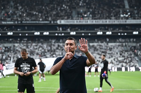 Giovanni van Bronckhorst, Beşiktaş tarihinde Slaven Bilic ve Nevio Scala'nın ardından sezona ikide iki ile başlayan üçüncü yabancı teknik direktör oldu.