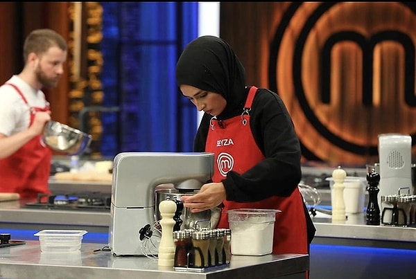 6. MasterChef'te yeni sezon fazlasıyla heyecanlı başladı. Birbirinden iddialı yarışmacıların kıyasıya mücadeleye girdiği programda, birkaç ismin sık sık tartışmasının dışında birbirine yakıştırılan isimler de oldu. O isimlerden biri olan Beyza'ya yaptığı paylaşım sonrası shiplendiği Onur'dan gönderme geldi!