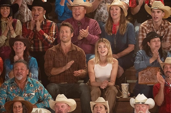 4. Glen Powell'ın ailesi rodeo sahnesi sırasında onun ve Daisy Edgar-Jones'un arkasında otururken görünür.