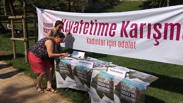 “Çırılçıplak gelmiş hanımefendi. Böylesine hanım da denmez ya. Gittik uyarmaya. Günaha da girdik mecbur uyarmak için. Kozmetik sektörüne de hakim değilim ama bu ağdadan sonra bir de vernik mi çekiyorlar nedir her yeri parlıyor.”