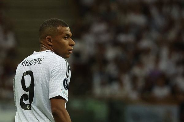 Real Madrid'in yeni transferi Kylian Mbappe gelir gelmez Süper Kupa'da attığı golle İspanya'ya ısındığını göstermişti. La Liga'daki ilk maçında da izleyenleri bir sürpriz bekliyordu.