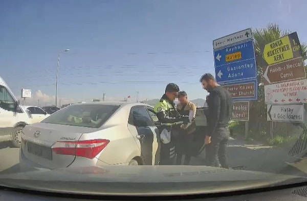 Araç kamerasına yansıyan görüntülerde; Akgül ve polis memurunun kornaya basmayla başlayan tartışmasının yol verme süreciyle devam ettiği görüldü. Akgül aracını başka bir trafik ekibinin yanına çekip durarken sürücüye dur ihtarına uymadığı gerekçesiyle trafik cezası yazıldı.