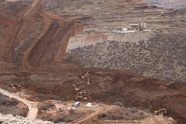 Erzincan'ın İliç ilçesindeki Çöpler Altın Madeni'nin işletmecisi Anagold Madencilik Sanayi ve Ticaret A.Ş, 18 Ağustos tarihinde işçilere gönderdiği bilgilendirme notunda, yüzlerce işçiyi işten çıkaracağını açıkladı.