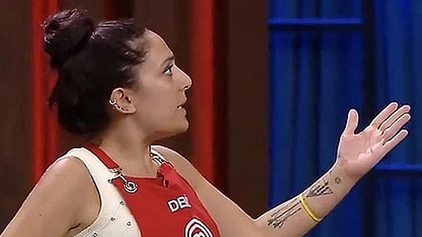 MasterChef'in ilk gününden bu yana yarışmacılara davranışları nedeniyle tepki toplayan Deniz, sosyal medyada gidişiyle yorum aldı.