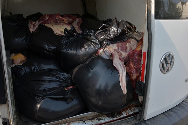 Araçta arama yapan polis, yaklaşık 1,5 ton kırmızı et buldu. Yapılan incelemede etin, tek tırnaklı hayvana ait olduğu belirlendi.