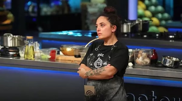 MasterChef'te ikinci hafta eleme potasından herkesi şok eden bir isim çıktı. İlk günden bu yana izleyiciden yarışmacısına herkese yaka silktiren Deniz gitti.