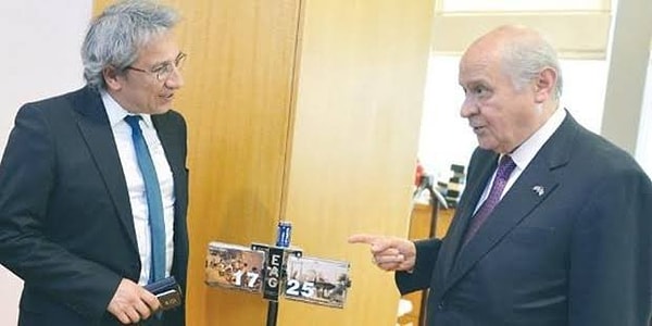 2015 yılında Ankara’da Bahçeli’yi ziyaret eden dönemin Cumhuriyet Gazetesi Genel Yayın Yönetmeni Can Dündar, MHP liderinin odasında 17.25’te sabitlenen saatin hikayesini aktarmıştı.