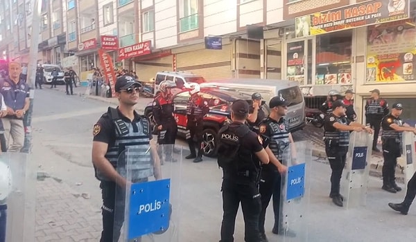 Çocukların yardım çığlıklarını duyan mahalleli iş yeri önünde toplandı. Olay yerine gelen polis ekipleri, mahalleliyi sakinleştirmeye çalıştı. Öfkeli kalabalık, iş yerinin camlarını kırıp kepenlerine zarar verdi.