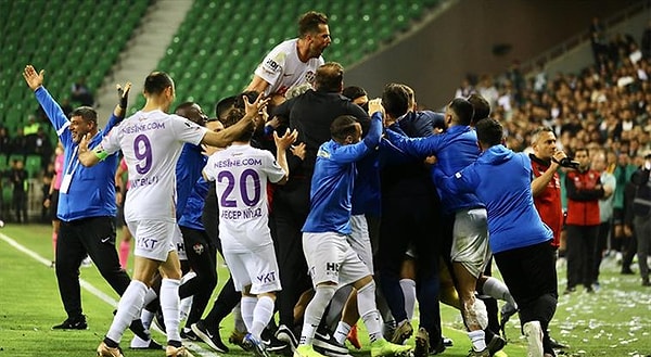 Ekonomik olarak güçlük çekmeyen takımda bir grup Eyüpspor taraftarı bu sabah Eyüpsultan Belediyesi'nin Başkanlık binasına saldırı gerçekleştirdi. "PKK'lılar" diyerek saldıran grup belediye CHP'ye geçtikten sonra gerçekleşen bu saldırıda ağır küfürler de etti.