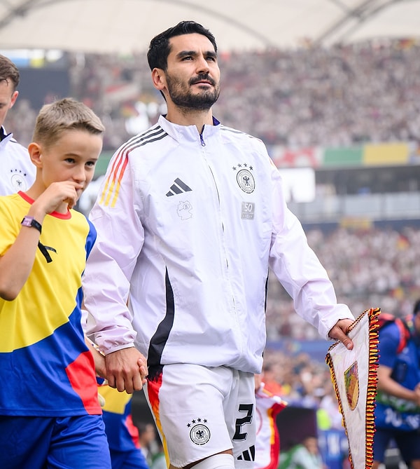 Son olarak Almanya'nın ev sahibi olduğu Euro 2024'te takımın kaptanı olarak sahada görev yapan 34 yaşındaki orta saha oyuncusu İlkay Gündoğan, sosyal medya hesabından yaptığı açıklamada 82 kez forma giydiği Almanya Milli Takımı'nı bıraktığını açıkladı.