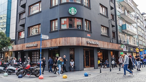 Starbucks'ın Orta Doğu'da düşen satış grafiği CEO değişikliğine gidilmesine neden olmuştu. Yeni CEO Brian Niccol'a yeni göreviyle birlikte bazı ayrıcalıklar da tanındı.