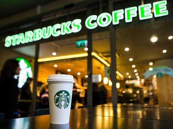 Starbucks, günümüzde çok tartışılan "evden çalışma" ya da uzaktan çalışma şeklinde olan mesai yöntemini bir CEO'ya uygulayan sayılı şirketlerden oldu.