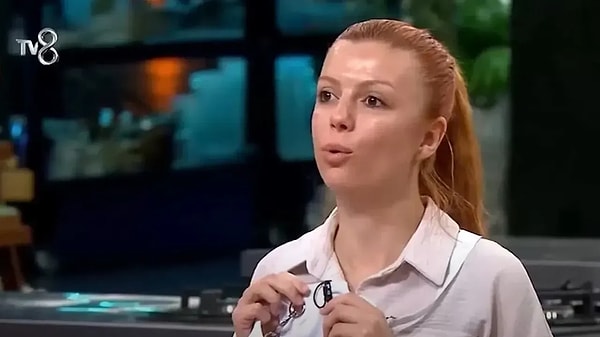 MasterChef'te üçüncü haftanın ilk gününden entrikalar, kaoslar sıraya girdi. Yaşananlardan biri de Ümmühan'ın dışlanması oldu.