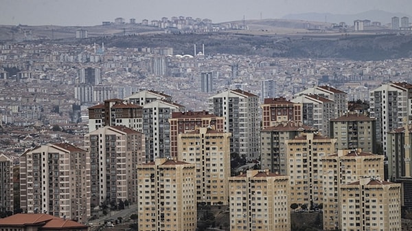 En fazla öğrenci nüfusunu barındıran ikinci şehir konumunda yer alan İstanbul'da son bir yıldaki kira değişim oranı yüzde 46. Enflasyon dikkate alındığında ise kiralarda yüzde 13'lük bir reel gerileme var. İstanbul'da ortalama kira ücreti ise 23 bin 373 lirayla listede yer alan 10 şehir arasında zirvede.