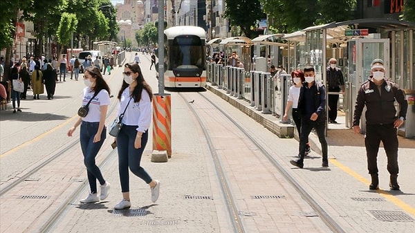 3 devlet üniversitesinin bulunduğu ve en fazla öğrenci nüfusuna sahip olan Eskişehir'de ise kira artış oranı oldukça hızlı. Kira fiyatlarında yüzde 69'luk artış yaşanan Eskişehir'de ortalama kira ücreti ise  15 bin 98 lira.