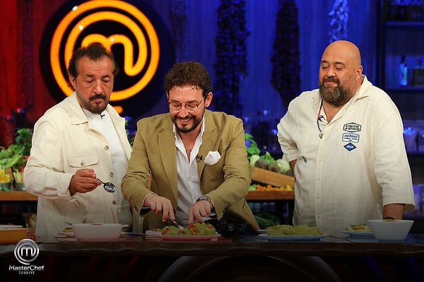 MasterChef Türkiye'de yarışmacılar bu akşam da dokunulmazlığı elde etmek ve eleme potasına girmemek için kıyasıya mücadele etti. Dünkü yarışmada mavi takımın kaptanı olan Onur, kırmızı takımın kaptanı olarak Beyza'yı seçmişti.