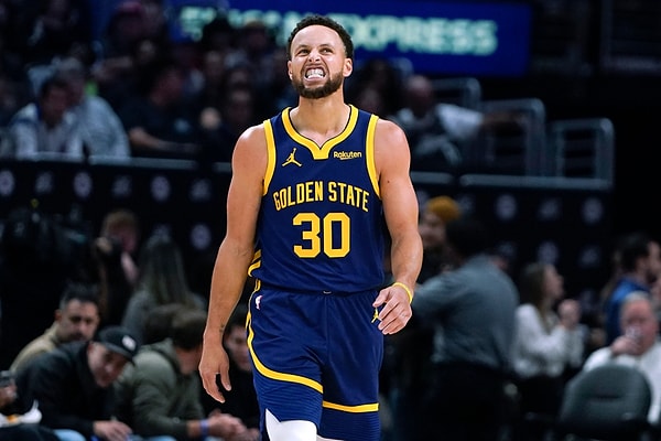 Amerikan Basketbol Ligi (NBA) ekibi Golden State Warriors'ın tecrübeli oyuncusu Stephen Curry, atışlarıyla şaşırtmaya devam ediyor.