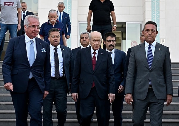 Fenerbahçe Başkanı Ali Koç, dün Ankara’da adeta çıkarma yapmış ve CHP Genel Başkanı Özgür Özel, MHP Genel Başkanı Devlet Bahçeli ve İçişleri Bakanı Ali Yerlikaya ile görüşme gerçekleştirmişti. Ali Koç ile Devlet Bahçeli’nin yakınlığı ise dikkat çekmişti. Gazeteci İsmail Saymaz, Ali Koç’un Ankara’daki temaslarını yorumladı.