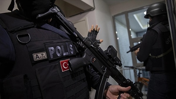 Ankara yeraltı dünyasının bilinen isimlerinden Ahmet Aramaz, bugün polis tarafından yapılan takip sonucunda yakalanacağını anlayınca Sincan’da bulunan bir giyim mağazasına sığındı. Aramaz, sonrasında polislerin müdahale edeceğini anons etmesiyle kendini vurdu. “Öksüz Ahmet” lakaplı mafya liderinin kısa zaman önce cezaevinden firar ettiği de ortaya çıktı.