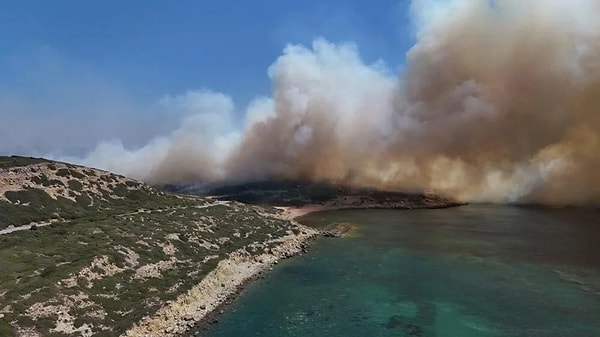 Edinilen bilgiye göre, yangın, dün saat 23.00 sıralarında Bozcaada Baytur mevkiinde bulunan otluk alanda çıktı. Dumanı gören çevredekiler itfaiye ekiplerine haber verdi. Olay yerine gelen ekipler, alevler büyümeden kontrol altına aldı.