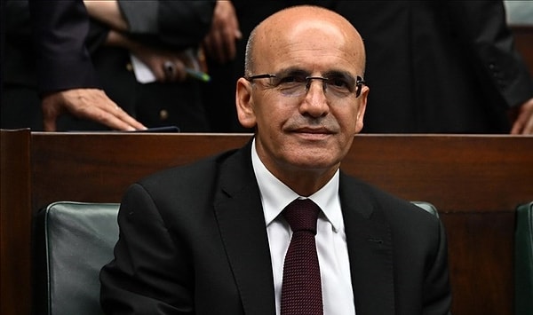 Mehmet Şimşek'in istifa etmek istediği iddiasının gerçeği yansıtmadığına dikkat çeken Dezenformasyonla Mücadele Merkezi, "Bazı sosyal medya hesaplarından paylaşılan, “Hazine ve Maliye Bakanı Mehmet Şimşek, görevinden istifa etmek istedi” iddiası doğru değildir. Bakan Şimşek’in görevinden istifa etme kararı aldığı ve ikna edilerek görevde kaldığına yönelik iddialar gerçeği yansıtmamaktadır. Piyasalarda tedirginlik ve güvensizlik oluşturmaya yönelik kasıtlı bir şekilde dolaşıma sokulan dezenformatif haberlere itibar etmeyiniz" ifadelerine yer verdi.