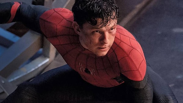 İngiliz oyuncu Tom Holland son yılların en popüler oyuncularından biri. Bütün dünya onu Marvel filmlerindeki Örümcek-Adam karakteriyle tanıyor ve oyunculuğunu çok beğeniyor.