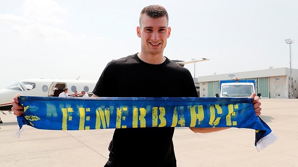 2023 yazının transfer döneminde ülkesi Dinamo Zagreb'ten Fenerbahçe'ye transfer olarak Süper Lig'e adım atan Livakovic, sürpriz bir kararla gündeme geldi.