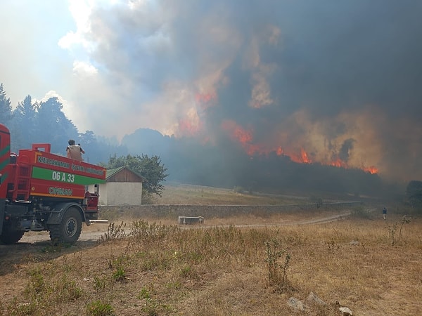 Ankara ile Bolu'nun sınırında büyüyen yangına çok sayıda itfaiye ekibi, arazöz, tanker ve 2 helikopter sevk edildi. Bölgede etkili olan şiddetli rüzgar sebebiyle Demirler Köyü'ne alevler yaklaştı.