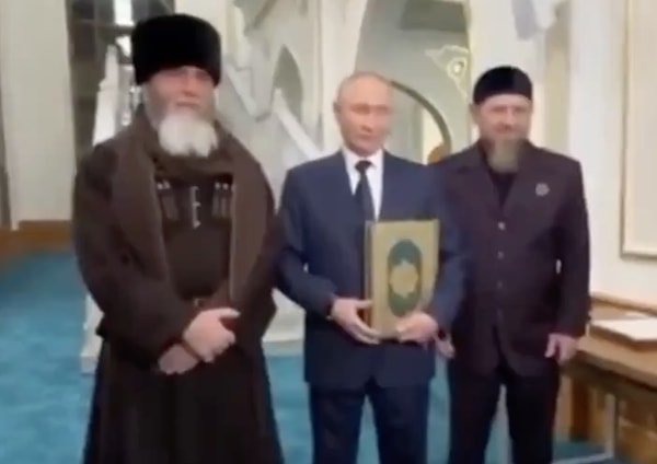 Çeçenistan ziyareti sırasında gittiği Hz. İsa Camii'nde Viladimir Putin'e, Kur'an-ı Kerim hediye edildi.