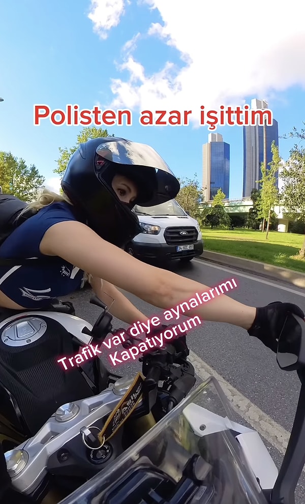 Motorcu kadın, trafiğin yoğun olduğu bir anda motorunun aynalarını kapattı. Ancak yanından geçen polisler, kadının aynalarının kapalı olduğunu fark etti.