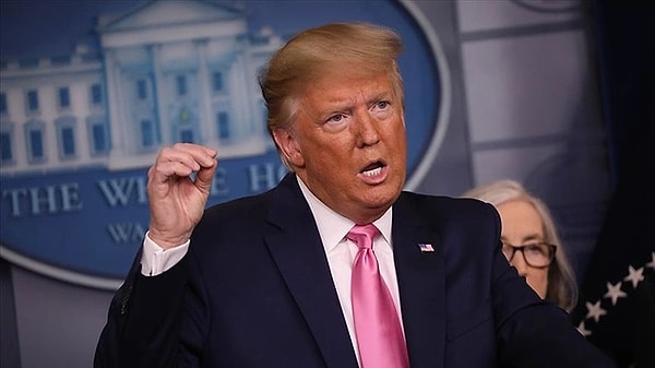 Yeniden ABD Başkanlığına adaylığını koyan Donald Trump, 13 Temmuz’da düzenlediği açık hava mitinginde silahlı saldırıya uğramış ve saniyelerle ölümden dönmüştü. Trump, bugün suikast sonrası ilk kez açık hava mitingi düzenledi. Eski ABD Başkanı konuşmasını kurşun geçirmez camın arkasından yaptı.