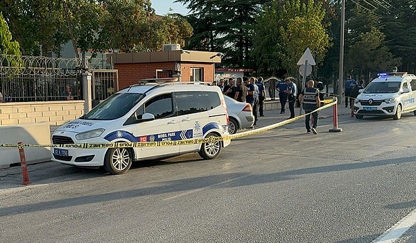 Olay, Konya'nın Selçuklu ilçesi Hüsamettin Çelebi Mahallesinde meydana geldi. Edinilen bilgiye göre Bekir Durmaz  otomobil içerisinde eşi Elif Durmaz'ı bıçakladı.