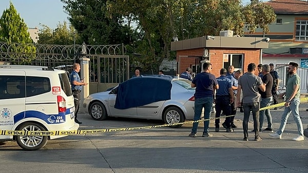 Sürücü daha sonra aracında bıçaklanmış halde bulunan eşiyle karakola giderek teslim oldu. Polislere eşini bıçakladığını söyleyen Bekir Durmaz gözaltına alındı. Olay yerine sevk edilen sağlık ekipleri ise Elif Durmaz'ın hayatını kaybettiğini tespit etti.