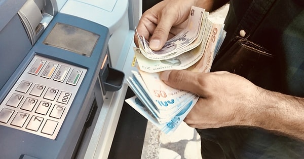 Günlük para çekim limitini artıran bankalar, bu önlemin yeterli olmaması sonrası ATM'lerde yeni bir sistem geçmeye karar verdi. Bu hafta itibarıyla başlanan sistemin, cuma gününe kadar tüm ATM'lerde devreye alınması bekleniyor.