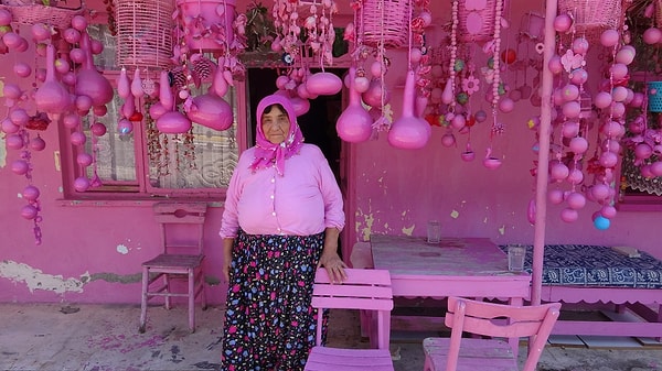 Anlattığına göre, evinin her bir detayını pembeye boyayan 75 yaşındaki Sakine Teyzenin bu tutkusu 4-5 yaşlarından beri devam ediyormuş.