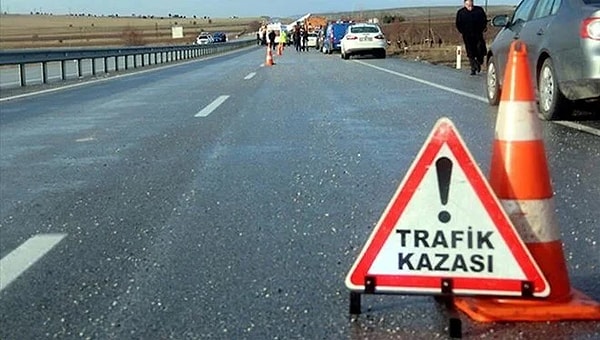 Kuzey Kıbrıs Türk Cumhuriyeti'nin Güzelyurt kentinde askerleri taşıyan araç, otomobille çarpışması sonrasında devrildi.