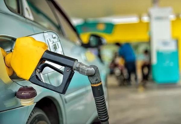 Brent petrol fiyatı 75 dolara gerilerken, sektör kaynaklarına göre Türkiye'deki benzin fiyatlarında da indirim bekleniyor. Benzin fiyatlarına büyük bir indirim gelmesi konuşulurken, motorin grubunda ise herhangi bir fiyat değişikliğinin olmayacağı öğrenildi.