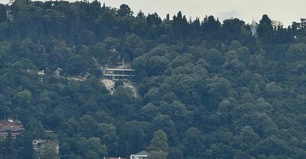 "Ancak, mahallen yapılan denetimler sonucunda, kısmen basit onarım izninin dışında kalan ve güçlendirme ruhsatı kapsamında yapılabilecek çalışmaların kurumumuza güçlendirme ruhsatı talebinde bunulmadan yapılmakta olduğu, yasal yapılara ilave ahşap ve prefabrik yapılarının inşa edilmekte olduğu tespit edilmiştir."