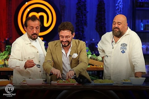 tv8'in sevilen programı MasterChef yarışmasında bildiğiniz üzere, her hafta kırmızı ve mavi takım karşı karşıya geliyor.