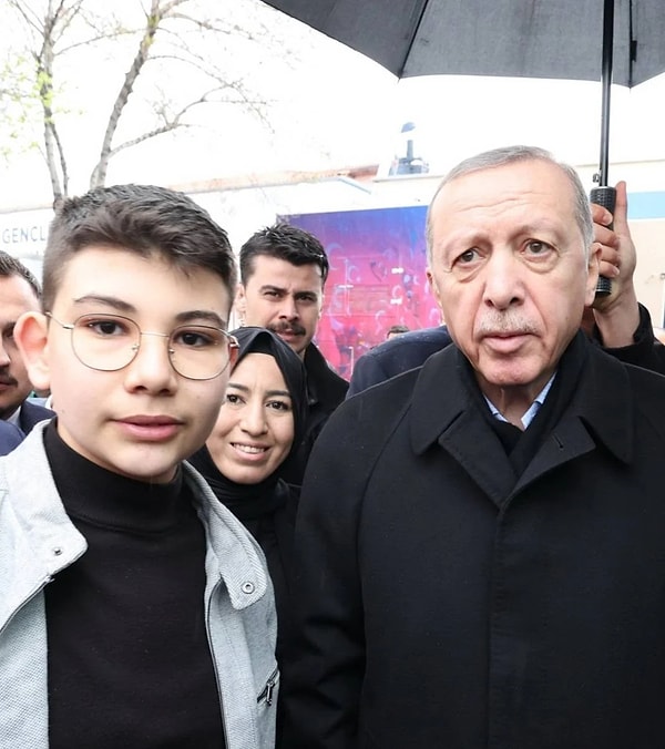 2021 Teknofest şampiyonu olan Mehmet Ensar Çalışan'ın cumhurbaşkanı Erdoğan'la da fotoğrafı bulunurken, babasının eski AKP Afyonkarahisar Evciler İlçe Başkanı Şener Çalışan olduğu ortaya çıktı.