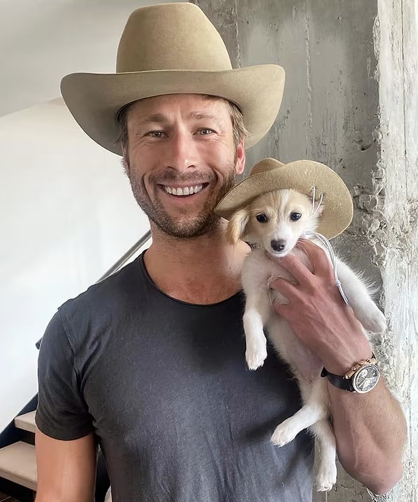 9. Glen Powell's dog, Brisket, appears in the film both as an official cast member and as the official set mascot.