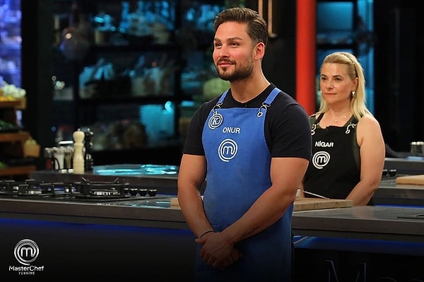 MasterChef Türkiye yarışmacıları televizyon ekranlarında en başarılı tabakları çıkarmak için mücadele ederken sosyal medyada her birinin hakkında birbirinden goygoyvari paylaşımlar yapılıyor. Sıradaki paylaşım MasterChef Onur'un çok başka bir televizyon kişiliğine benzetilmesi oldu. Gelin X'te @TrueDrgnbrn adlı kullanıcının başlattığı bu goygoya ve ardından gelen tepkilere hep birlikte bakalım.