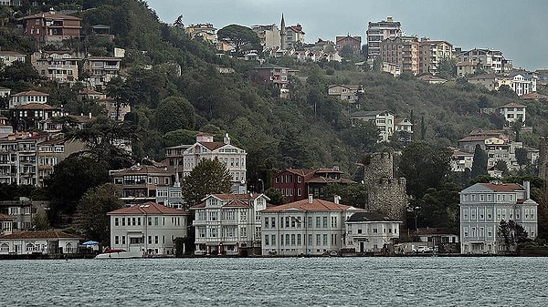 İstanbul’da normal şartlarda bir evin satılık değerinin ‘ne kadar makul’ olduğunu söyleyebilmek için 200 ile 212 aylık kira bedellerine bakılır. 1,1 milyonluk kira istenen rezidansı almak istediğinizde bu hesapla, 220 milyon lira ile 233 milyon lira arasında bir parayı gözden çıkarmak gerekiyor. İlanlara baktığımızda benzer merkezdeki bir rezidansın satılık fiyatının 298 milyon lira olduğu görülüyor. Bu konuta bu kadar parayı veren kişi “Bu ev pahalı mı” sorusuna cevap bulmak için 298 milyon lirayı 212 aya bölecek ve aylık 1,4 milyon kira gelirine ulaşacak. Yani 298 milyon liralık evin fiyatının makul olması için 1,4-1,5 milyon lira aylık kira geliri getirme potansiyeli bulunması gerekiyor.