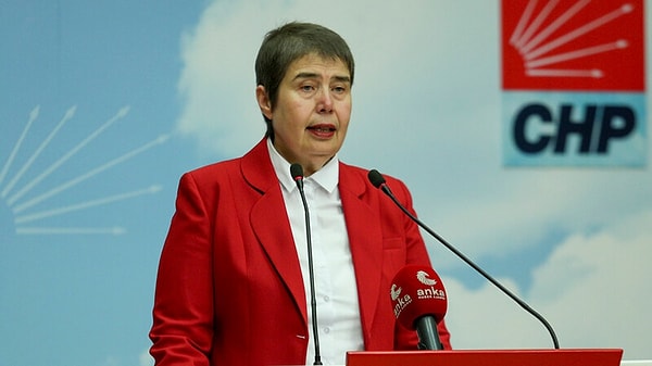 “Depremden bugüne Özel İletişim Vergisi kaldı'' diyen CHP Genel Başkan Yardımcısı Zeliha Aksaz Şahbaz, sözlerine şöyle devam etti: ''Geçici olarak uygulamaya konan deprem vergisi kalıcı hale geldi. 25 yılda 104 milyar, enflasyonla düzeltildiğinde ise 731 milyar lira toplandı. Şehirlerimiz depremlere dirençli hale gelecekti öyle olmadı. Depremin üzerinden 18 ay geçti, Aile Sağlık Merkezleri 21 metrekarelik konteynerlerde hizmet veriyor. Yüz binlerce vatandaşımız da mülteci kampını andıran konteyner kentlerde yaşıyor. Deprem sonrası ruh sağlığı problemleri, madde bağımlılığı, şiddet ve intihar eğilimi arttı.”